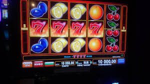 Tampilan meja live dealer Dragon Tiger dan Sic Bo di platform lotre dengan dealer profesional